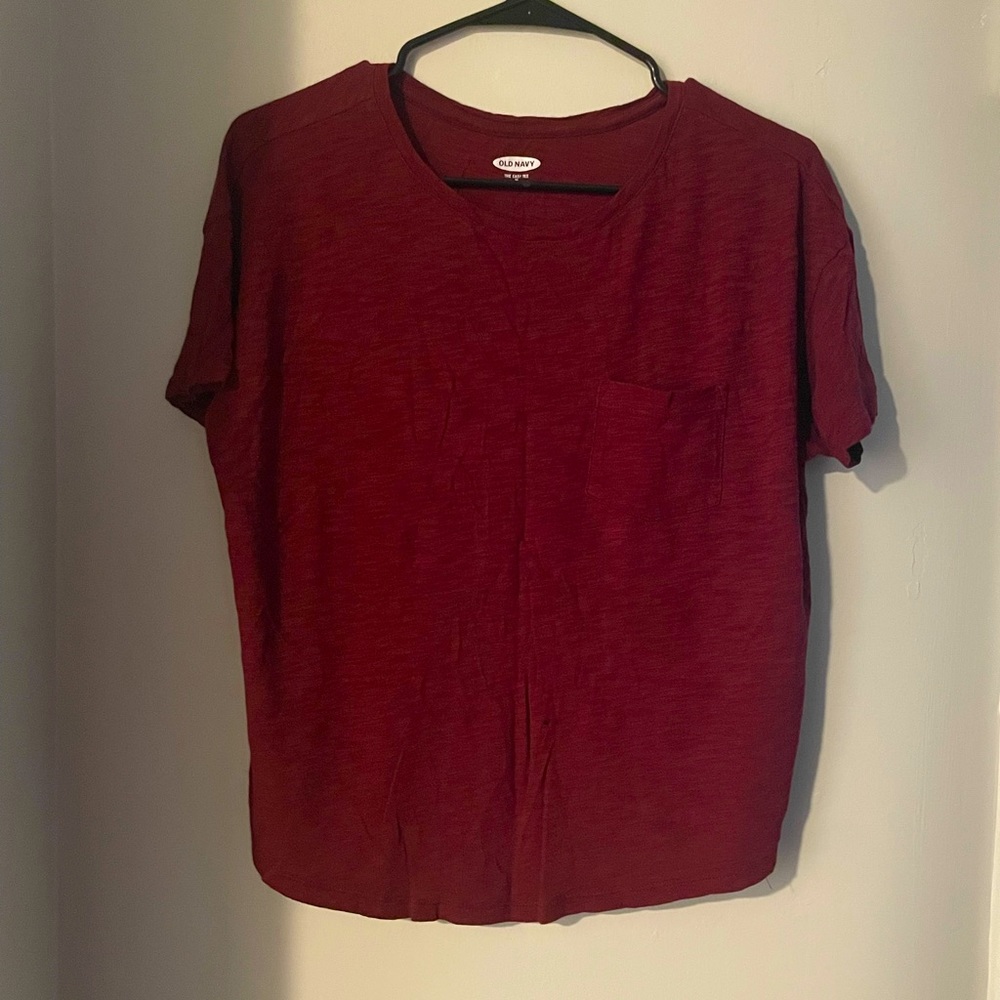 Old Navy Easy Tee. Dark Maroon Color. SIZE M. Good Condition.